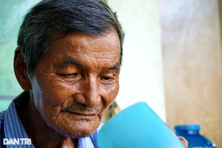 Ông có tìm đến rượu để ngủ, nhưng cũng chỉ là nhắm mắt mơ màng trong cơn say. Ông có tìm đến rượu để ngủ, nhưng cũng chỉ là nhắm mắt mơ màng trong cơn say.