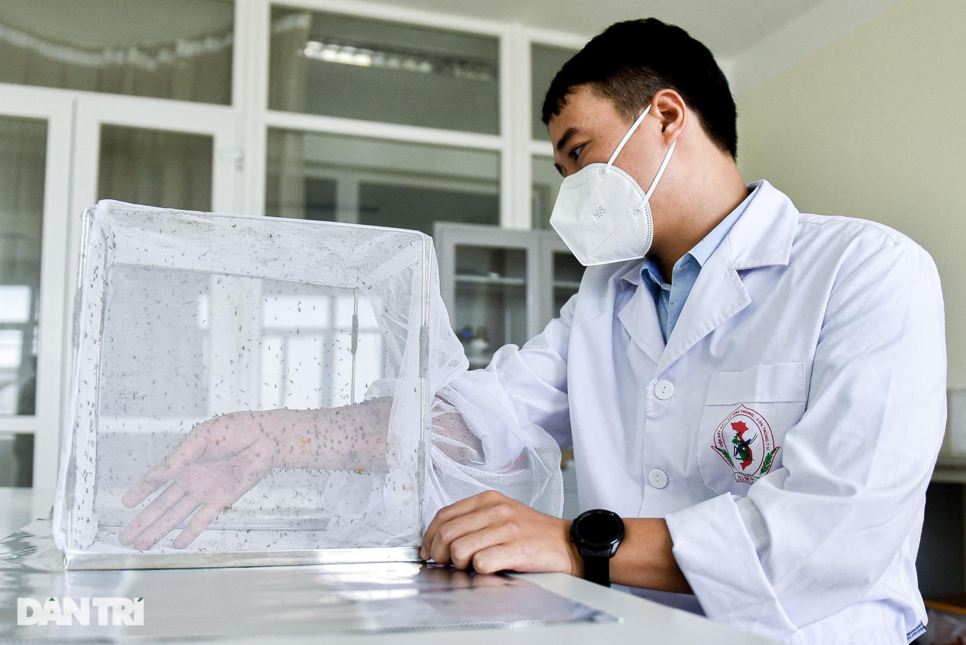 Anh Hùng công tác tại khoa Hóa thực nghiệm từ năm 2013 và đã có 8 năm gắn bó với công việc… ngồi im cho muỗi đốt.