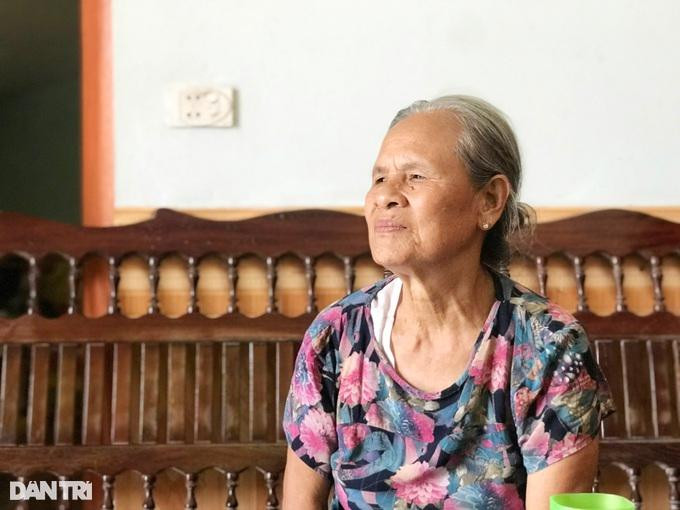 Bà Vấn nhớ lại khoảng thời gian nhọc nhằn nuôi con một mình. (Ảnh: P.H.H)