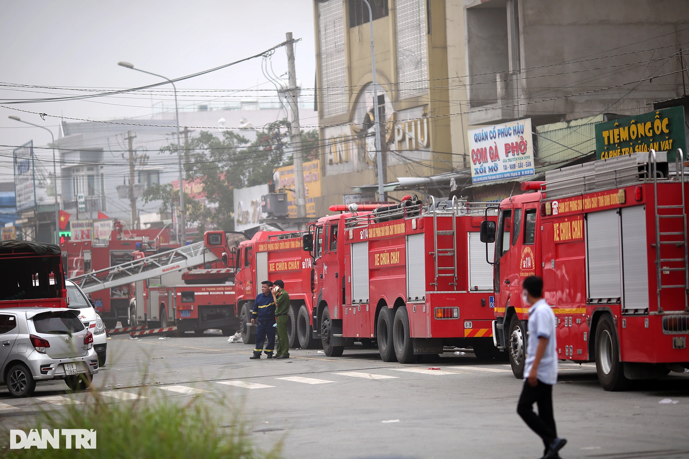 Khoảng 20 phương tiện chữa cháy được huy động tới hiện trường.