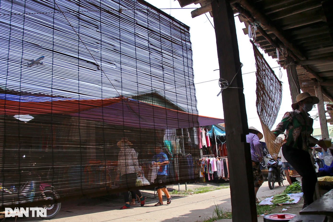 Vào thời điểm cuối tháng 6 chợ khá vắng, do người dân trong vùng vẫn còn đang bận bịu với đồng ruộng.