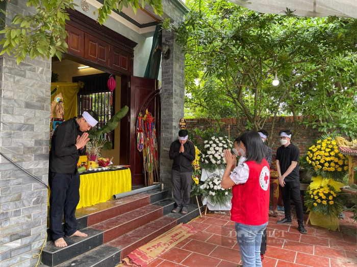 Nhiều người dâng hương tiễn biệt nạn nhân lần cuối. Ảnh: Gia Khiêm Nỗi đau người ở lại sau vụ 3 mẹ con tử vong sau tai nạn ở Hà Nội, có bé trai từng bị trao nhầm - Ảnh 3.