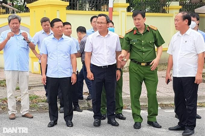 Ông Khuất Việt Hùng cùng ông Nguyễn Cao Sơn - Phó Chủ tịch UBND tỉnh Ninh Bình và các cơ quan chức năng kiểm tra hiện trường vụ tai nạn thảm khốc (Ảnh: Thái Bá).