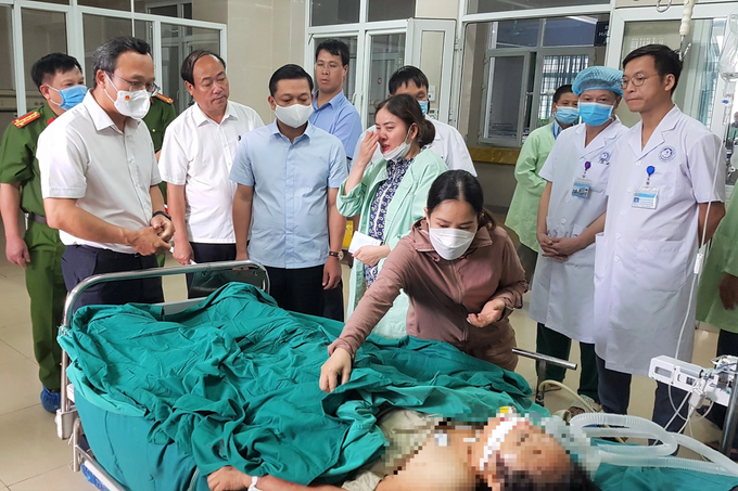 Ông Khuất Việt Hùng - Phó Chủ tịch chuyên trách Ủy ban An toàn giao thông quốc gia thăm hỏi nạn nhân đang được cấp cứu tại BVĐK tỉnh Ninh Bình (Ảnh: Thái Bá).