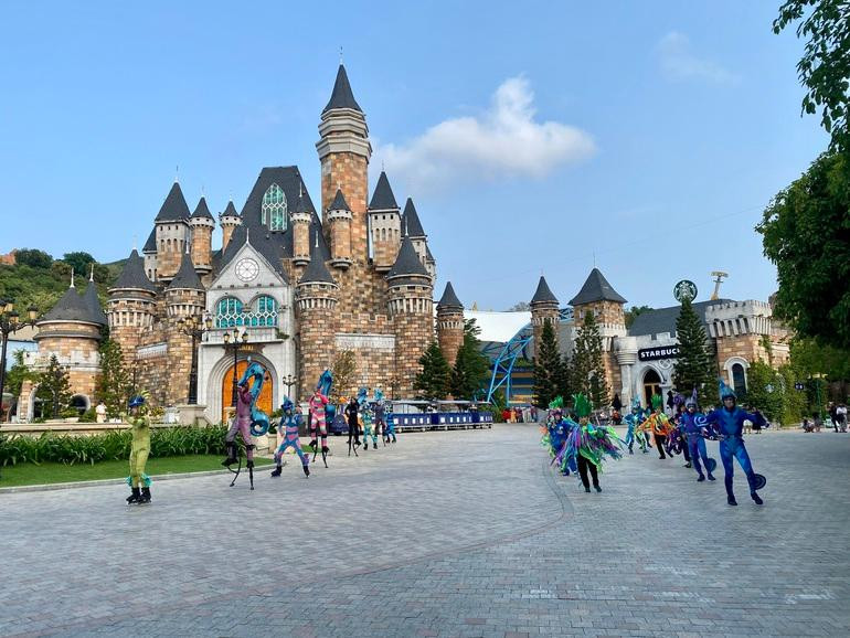 Chị Thúy cho biết, lượng khách du lịch đến Nha Trang vẫn thưa thớt sau dịch. Giá cả, dịch vụ tại đây đều ổn, thời tiết đẹp nên rất lý tưởng cho khách ghé thăm. Ảnh: Phương Thúy. Chị Thúy cho biết, lượng khách du lịch đến Nha Trang vẫn thưa thớt sau dịch. Giá cả, dịch vụ tại đây đều ổn, thời tiết đẹp nên rất lý tưởng cho khách ghé thăm. Ảnh: Phương Thúy.