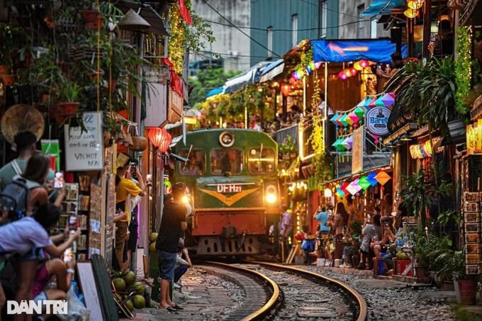 Đường sắt kiến nghị Hà Nội dẹp tụ điểm cà phê đường tàu. (Ảnh: Mạnh Quân).