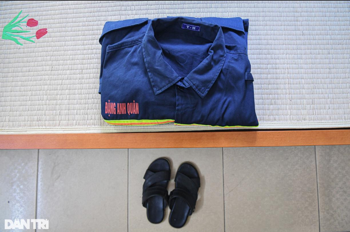 Chiếc giường đơn sơ của người chỉ huy, bên khung cửa sổ đón nắng. Thượng tá Đặng Anh Quân là người nhiệt tình, hòa đồng, tình cảm với anh em nhưng cũng rất nghiêm khắc trong công việc. Với đặc thù đơn vị chiến đấu ăn ở tập trung, đội trưởng Quân trong đời thường còn như một người anh, người chú đầy tin cậy, bảo ban, hướng dẫn, động viên cán bộ chiến sĩ trong cả nếp sinh hoạt. Chiếc giường đơn sơ của người chỉ huy, bên khung cửa sổ đón nắng. Thượng tá Đặng Anh Quân là người nhiệt tình, hòa đồng, tình cảm với anh em nhưng cũng rất nghiêm khắc trong công việc. Với đặc thù đơn vị chiến đấu ăn ở tập trung, đội trưởng Quân trong đời thường còn như một người anh, người chú đầy tin cậy, bảo ban, hướng dẫn, động viên cán bộ chiến sĩ trong cả nếp sinh hoạt.