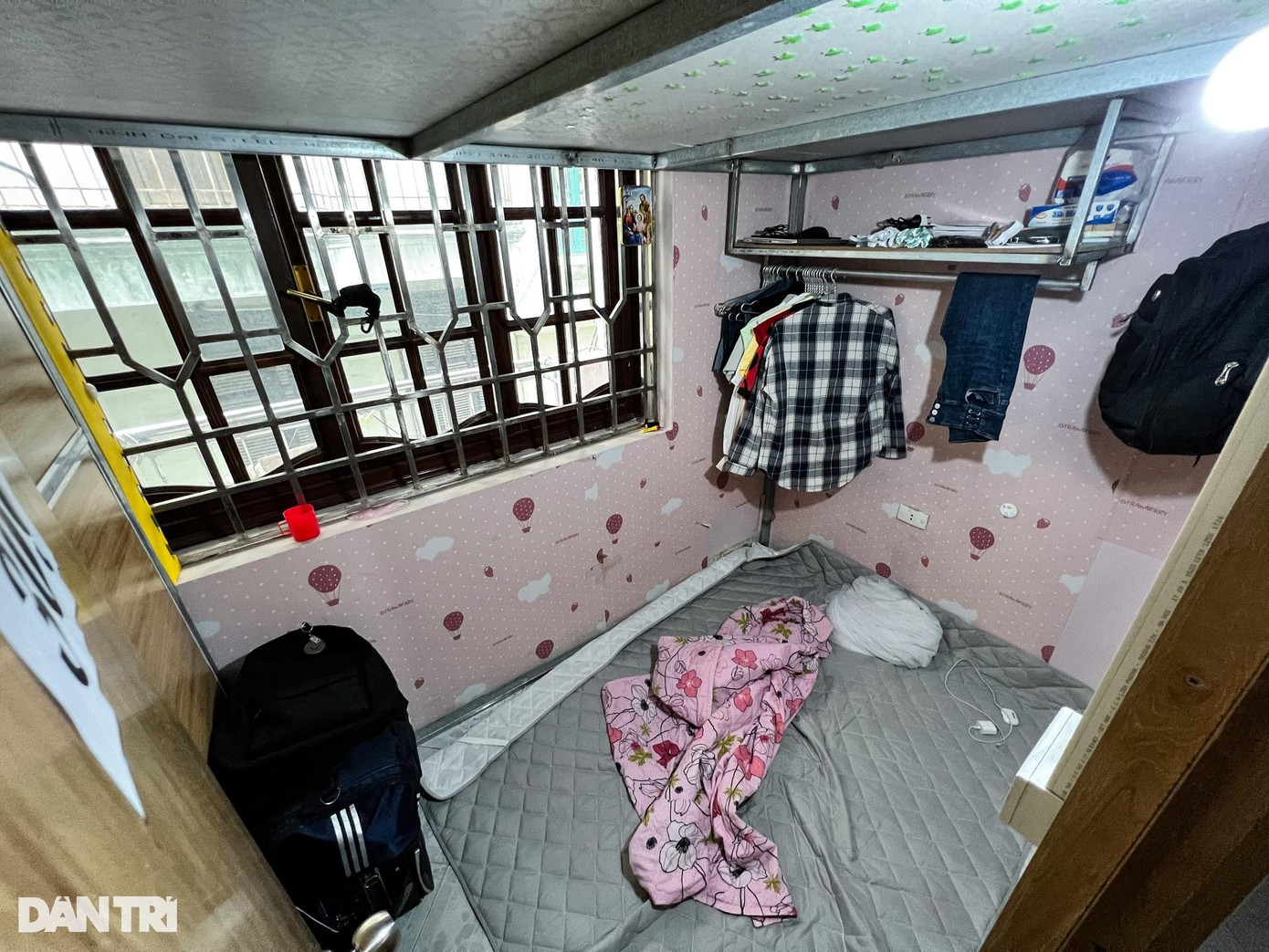 Thúy (tên nhân vật đã thay đổi; 19 tuổi, quê Thanh Hóa) - sinh viên năm hai Đại học Công Đoàn, cách đây một tháng, được bố đưa ra Hà Nội tìm thuê phòng trọ. Dãy trọ "tổ ong" cách trường 2,5km, giá rẻ, thuận tiện đi lại… được Thúy lựa chọn. Lần đầu bước vào phòng, em hơi bất ngờ, không ngờ một căn phòng 15-20m2, có thể chia thành 8-9 phòng "hộp diêm" chỉ khoảng 3m2. "Tôi cao hơn 1,6m, nằm vừa căn phòng, thậm chí còn thừa khoảng trống", Thúy cười, cho biết dành nhiều thời gian đi học, đi chơi, nên không ở phòng nhiều. Tương tự Phúc, nữ sinh viên "chỉ cần một chỗ để ngủ".