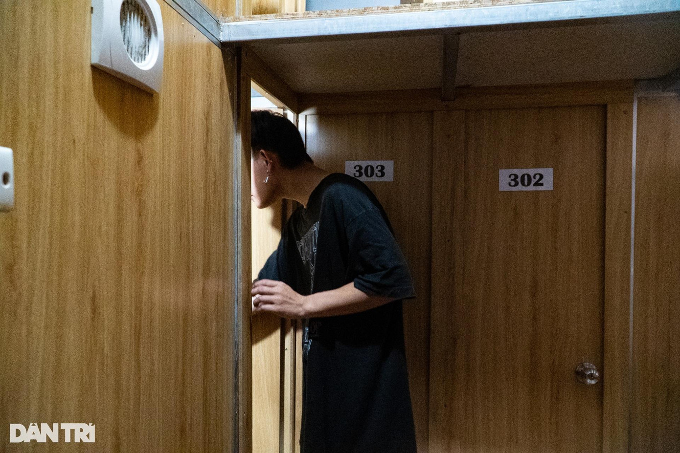 Trần Đình Phúc (21 tuổi, quê Nghệ An) cúi khom người vào căn phòng "hộp diêm" khoảng 3m2 thuộc dãy trọ trên phố Nguyễn Phúc Lai (quận Đống Đa, Hà Nội). Trước đây, Phúc từng thuê phòng trọ rộng hơn, giá từ 3 đến 3,5 triệu đồng/tháng. Năm 2020, tìm kiếm trên mạng về mô hình phòng trọ "tổ ong" mới du nhập vào Việt Nam, anh quyết định thuê, mức giá chỉ một triệu đồng/tháng.