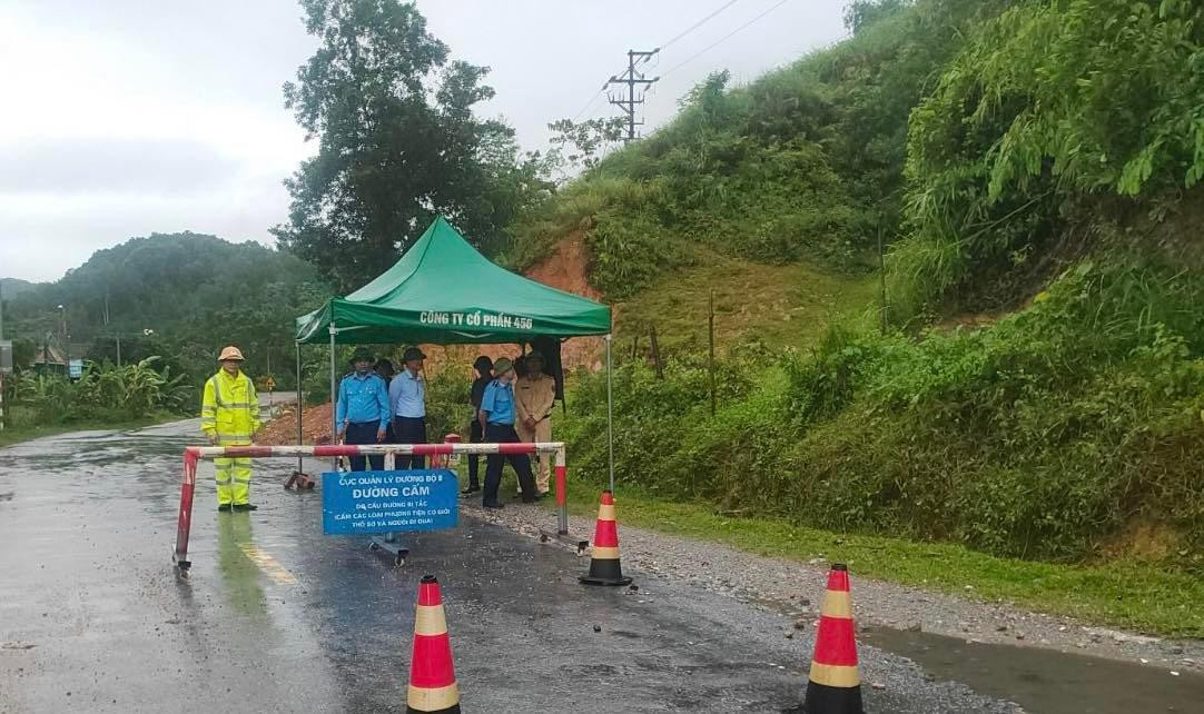 Cũng do ảnh hưởng của hoàn lưu bão số 4 kết hợp áp cao lục địa tăng cường, tại Hà Tĩnh đã xảy ra tình trạng mưa lớn, gây ngập lụt ở một số huyện miền núi như huyện Hương Khê, Hương Sơn. Như tại huyện Hương Sơn, trong đêm 28/9, đã sơ tán khẩn cấp 12 hộ dân ở các xã Sơn Kim 2, Sơn Hồng để đảm bảo an toàn.