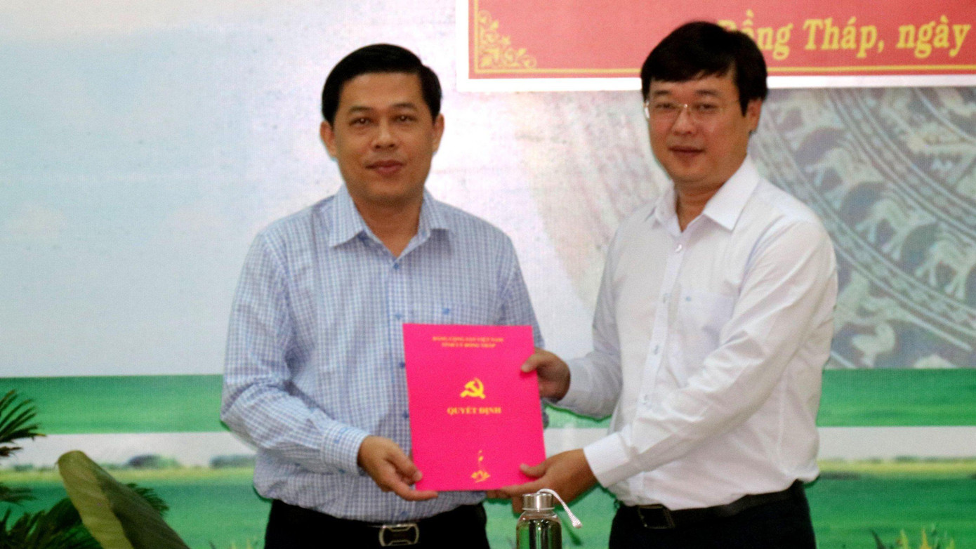 Bí thư Tỉnh ủy Đồng Tháp Lê Quốc Phong trao quyết định cho ông Nguyễn Minh Ngọc. Ảnh: V.Tiến