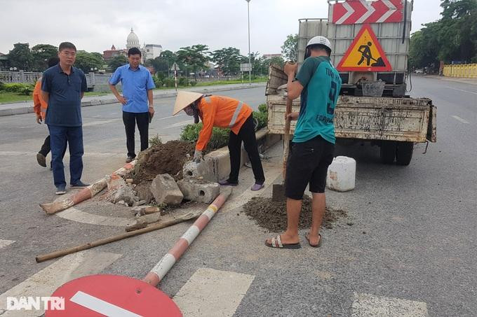 Công nhân khắc phục biển báo, giải phân cách bị xe khách làm hư hỏng để đảm bảo an toàn giao thông nơi xảy ra vụ tai nạn (Ảnh: Thái Bá).
