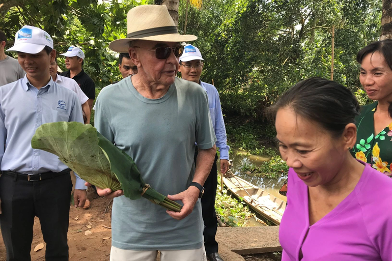 Ông chủ câu lạc bộ Tottenham Hotspur-Joe Lewis thăm địa điểm du lịch Cồn Sơn năm 2019 Ông chủ câu lạc bộ Tottenham Hotspur-Joe Lewis thăm địa điểm du lịch Cồn Sơn năm 2019