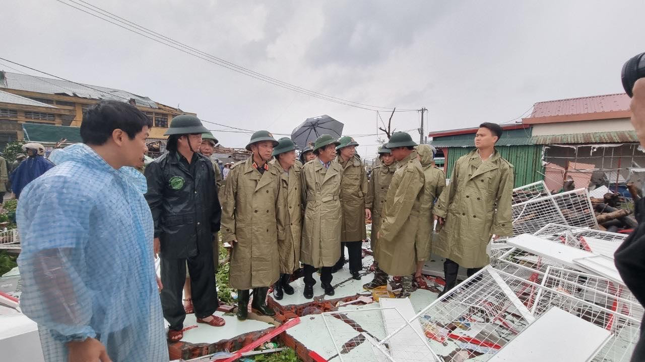 Phó Thủ tướng Lê Văn Thành và đoàn công tác Chính phủ thị sát vùng lốc xoáy chiều 27/9 ở thị trấn Cửa Việt. Ảnh: Hữu Thành