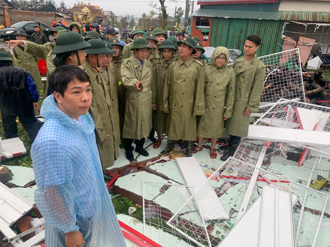 Phó Thủ tướng Lê Văn Thành và đoàn công tác Chính phủ thị sát vùng lốc xoáy chiều 27/9 ở thị trấn Cửa Việt.