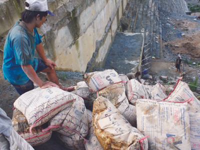 Xi măng tiếp tục được vận chuyển đến đập Sông Tranh 2 chiều 24 – 10