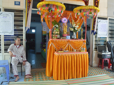 Ông C. lặng lẽ bên bàn thờ con trai