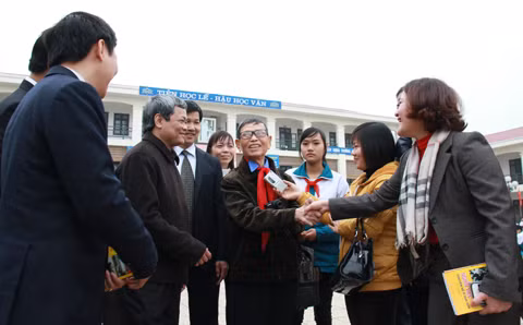 Các đại biểu nghe Anh hùng lao động, nhà giáo nhân dân Nguyễn Đức Thìn ôn lại chuyện phát động phong trào thi đua 
