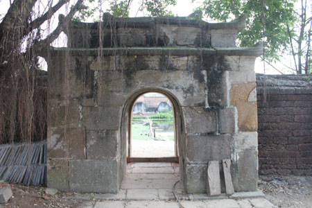 Cổng dẫn vào lăng xây kiểu vòm cuốn