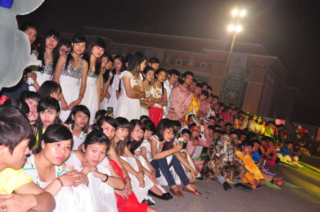 Hàng ngàn người dân Thái Nguyên vui mừng đón chào đêm hội Carnaval trà Thái Nguyên fdsgfd