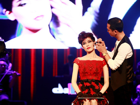 Cũng trong chương trình, các nhà tạo mẫu tóc trẻ đã thể hiện tay nghề của mình ngay trên sân khấu
