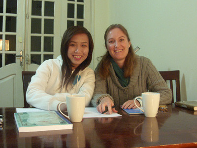 Hoàng Kiều Hoa và chị Marlo Rankin, học viên người Úc, sang làm nghiên cứu và phát triển dự án tại Bộ Nông nghiệp và Phát triển Nông thôn Việt Nam