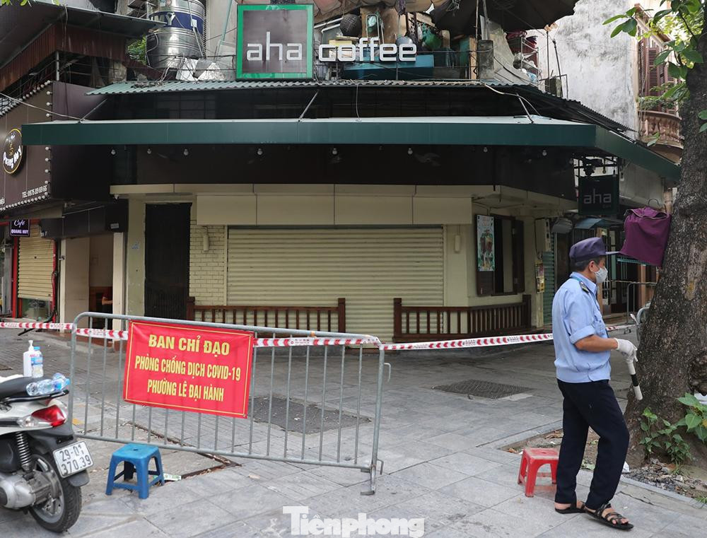 5 ca dương tính cũng có mặt tại quán cafe ở phố Bà Triệu, quận Hai Bà Trưng, Hà Nội. Các biện pháp phòng dịch cũng ngay lập tức được triển khai tại địa điểm này