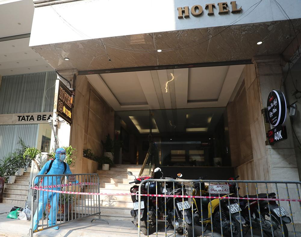 Ban Chỉ đạo phòng chống dịch COVID-19 phường Nguyễn Du đề nghị các hộ dân, người dân đang sinh sống tại các số nhà 23, 75 - 77 và 89 phố Bùi Thị Xuân thực hiện nghiêm việc không ra khỏi cơ sở lưu trú, nhà ở tại các số nhà 23, 75 - 77 và 89 phố Bùi Thị Xuân kể từ 17h00 ngày 11/7/2021 đến khi có thông báo mới của Ban Chỉ đạo phòng chống dịch COVID-19 phường.