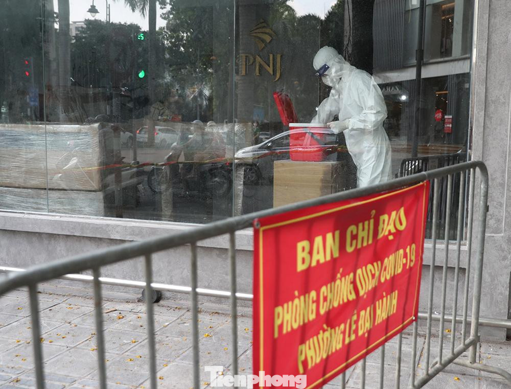 Cửa hàng quần áo thời trang PNJ tại ngã tư phố Bà Triệu và phố Đoàn Trần Nghiệp, nơi các ca bệnh từng tới, cũng được lực lượng chức năng phun khử khuẩn và thực hiện các biện pháp phòng, chống dịch Covid-19