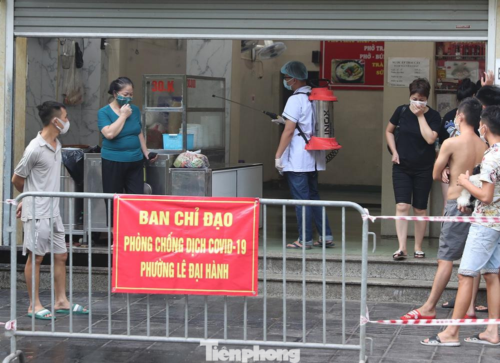 Phun khử khuẩn quán phở. Ảnh: Như Ý