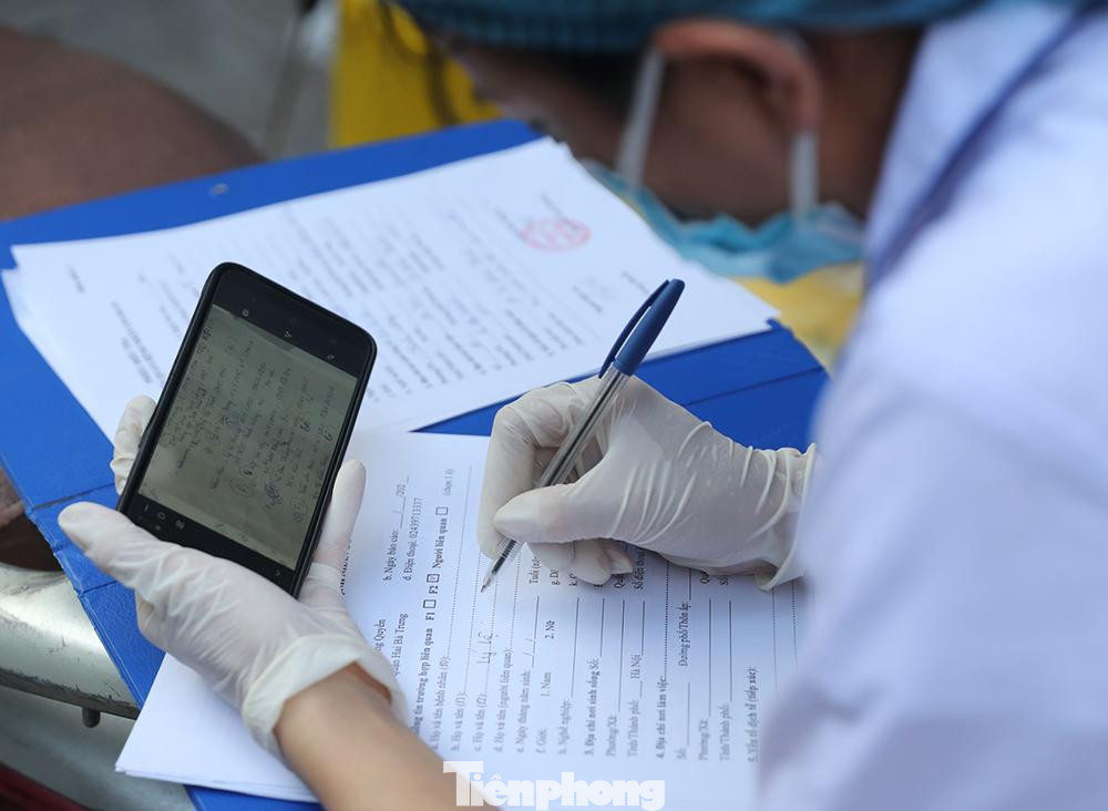 Nhân viên y tế tiến hành điều tra dịch tễ, truy vết những người có liên quan tại các điểm có các ca dương tính với SARS-CoV-2 từng ghé qua.