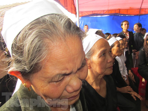 Những giọt nước mắt tuôn rơi trên khuôn mặt của dân Lệ Thủy khóc thương Bác