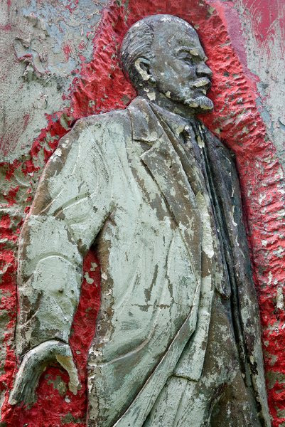 Một bức họa Lenin trên bức tường trong căn cứ