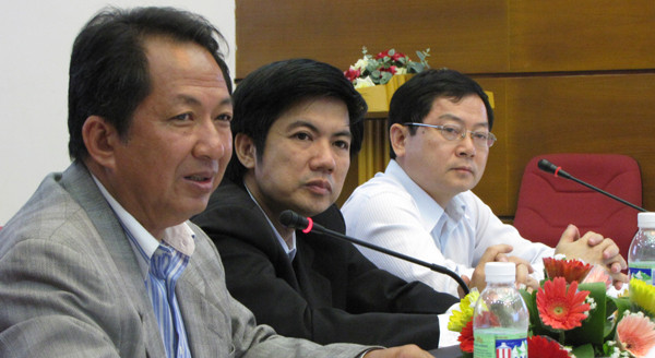 Tổng biên tập báo Tiền Phong, ông Đoàn Công Huynh(giữa) cùng Phó Tổng biên tập Lê Xuân Sơn tiếp đón đoàn đại biểu nhà báo Campuchia. Ảnh: Trường Phong