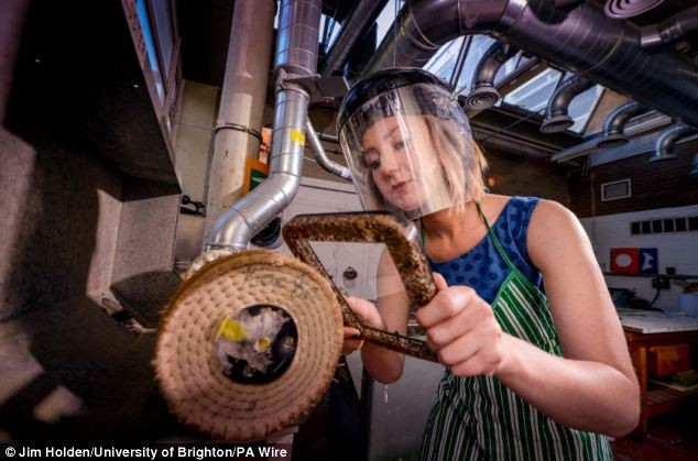 Cô Amanda đang chế tạo khung ảnh (Ảnh: Dailymail)