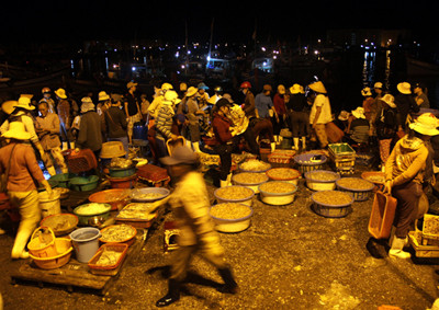 Không khí nhộn nhịp suốt từ lúc nửa đêm cho đến sáng. Không ai nhớ nổi phiên chợ này bắt đầu từ khi nào, chỉ biết có nhiều gia đình nối nghiệp ở phiên chợ này