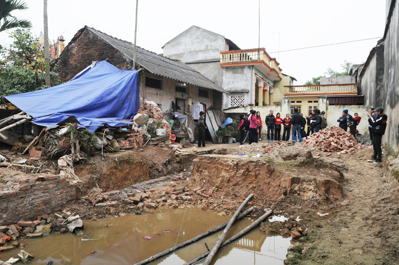 Người dân xung quanh rất bất bình trước cách hành xử của những người con ông Thắng. Ảnh: Tuấn Nguyễn