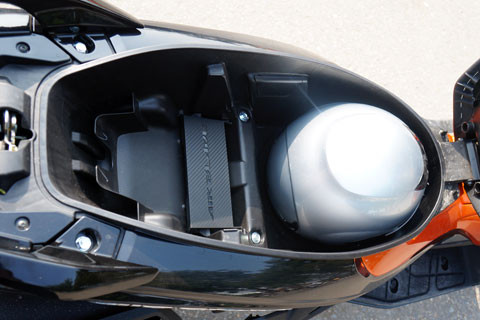 Cốp khá sâu, thiết kế đựng được 1 mũ bảo hiểm loại trùm đầu