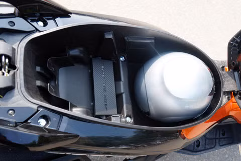 Cốp khá sâu, thiết kế đựng được 1 mũ bảo hiểm loại trùm đầu