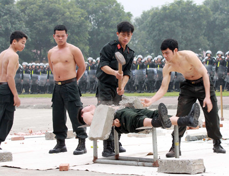 Thường xuyên luyện tập, cảnh sát cơ động đã đạt đến trình độ điêu luyện: Nằm ngửa trên lưỡi hai cây kiếm sắc, đặt tấm bê tông lên ngực để người khác dùng búa đập vỡ. Thường xuyên luyện tập, cảnh sát cơ động đã đạt đến trình độ điêu luyện: Nằm ngửa trên lưỡi hai cây kiếm sắc, đặt tấm bê tông lên ngực để người khác dùng búa đập vỡ