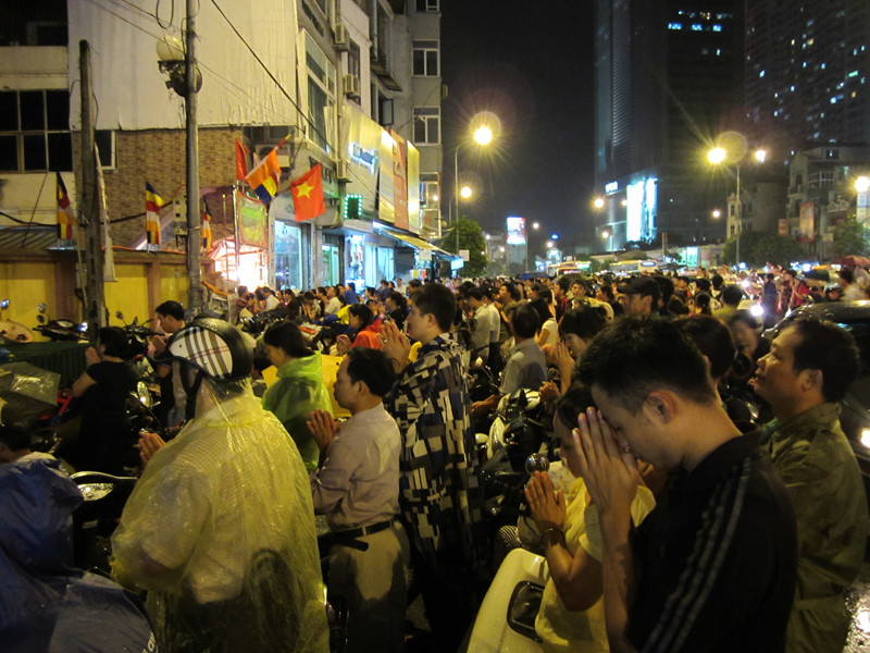 Ngay trước cổng Tổ Đình Phúc Khánh