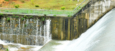 Nước rò rỉ từ thân đập Tuyền Trung (Quảng Ngãi). Ảnh: Nguyễn Huy. Nước rò rỉ từ thân đập Tuyền Trung (Quảng Ngãi). Ảnh: Nguyễn Huy