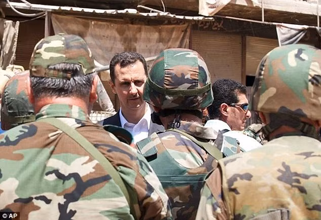 Cùng ngày, tổng thống Syria đang có chuyến thăm lực lượng quân đội ở thủ đô Damacus 