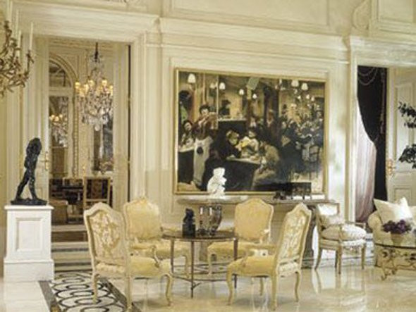 Sàn nhà lát đá cẩm thạch, đồ đạc được dát những lá vàng 22 carat