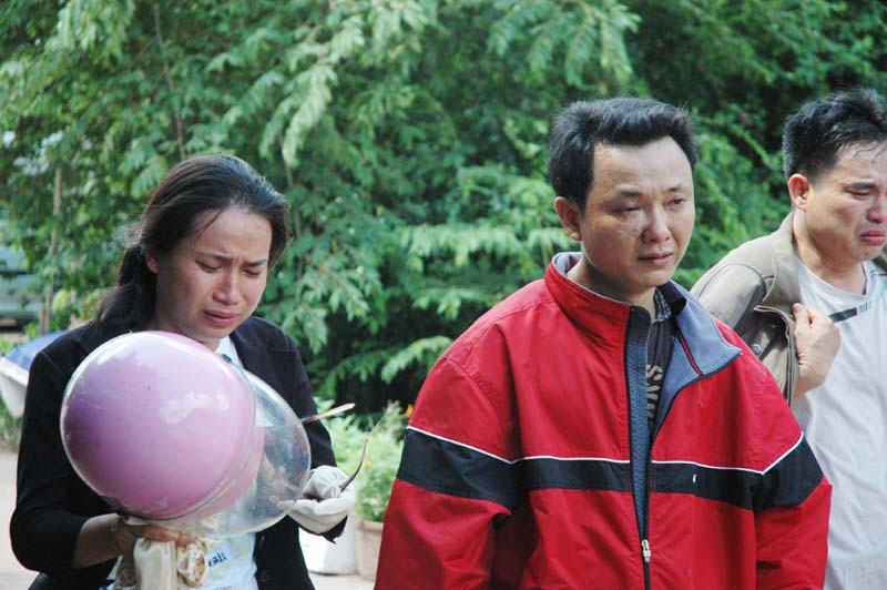 Lo lắng cho người thân mất tích. Ảnh: Quang Phương. Lo lắng cho người thân mất tích. Ảnh: Quang Phương