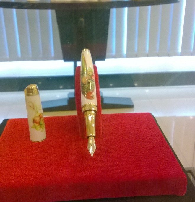 Ngòi viết được làm bằng vàng 24k, thân viết bằng sứ mỏng chỉ khoảng 0,2mm. Đại diện đơn vị này mong muốn cây viết quý giá này sẽ là "bùa hộ mệnh" dùng trong những dịp ký kết, đàm phán đặc biệt. Ngòi viết được làm bằng vàng 24k, thân viết bằng sứ mỏng chỉ khoảng 0,2mm. Đại diện đơn vị này mong muốn cây viết quý giá này sẽ là