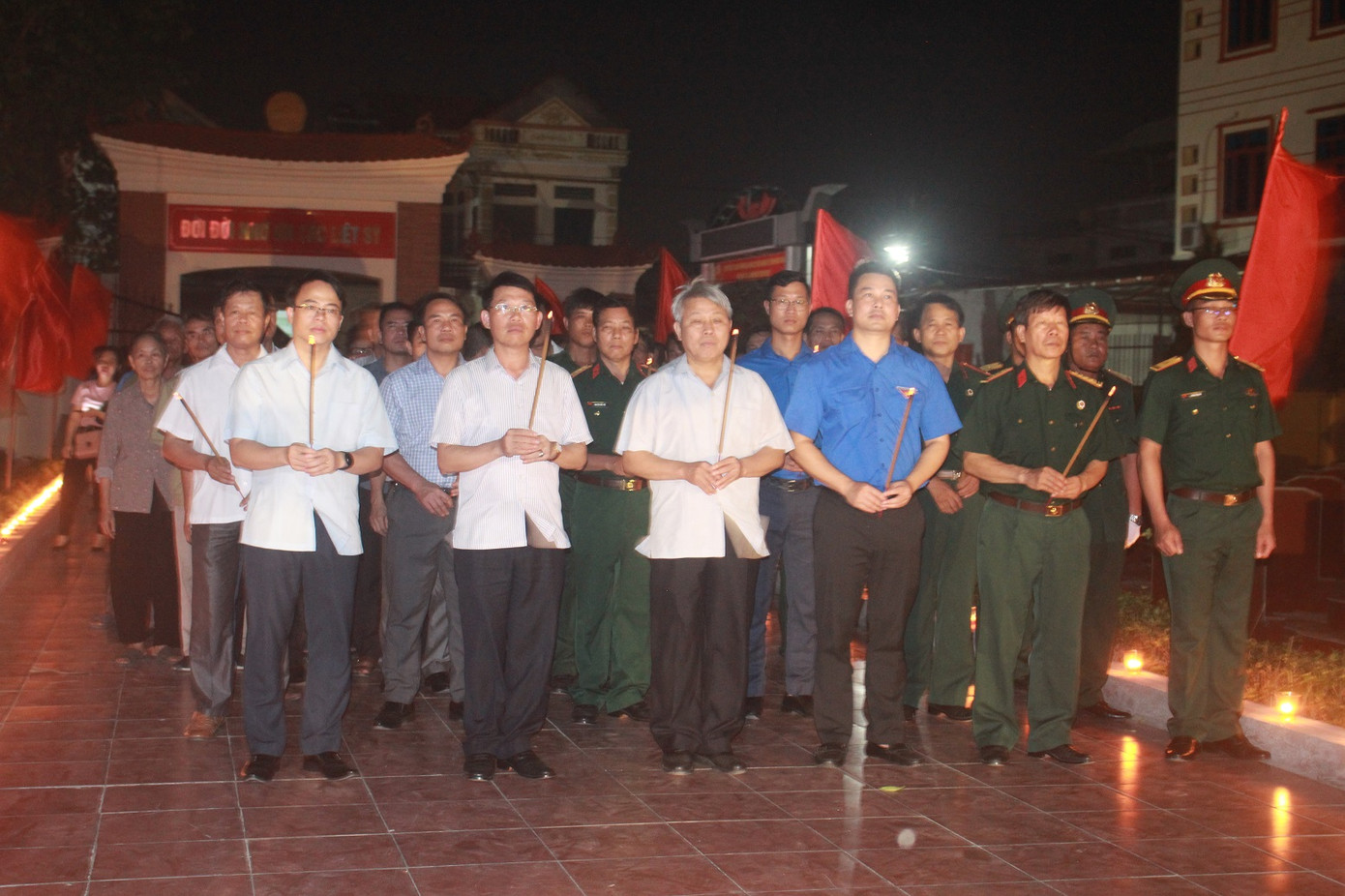 Hơn 1.000 đoàn viên, thanh niên Nha Trang thắp nến tri ân các anh hùng liệt sĩ ảnh 8