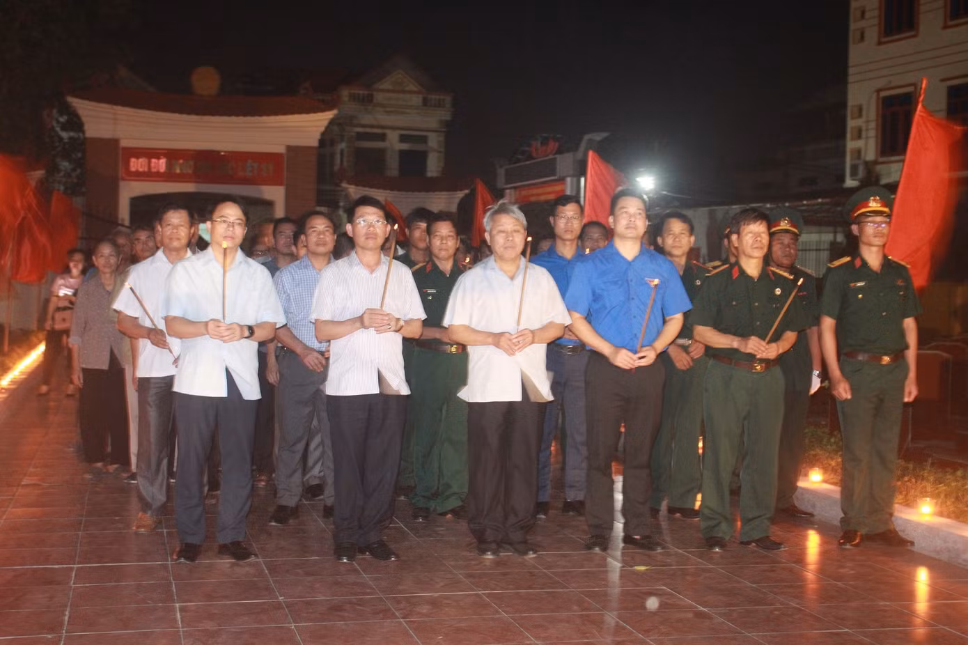 Hơn 1.000 đoàn viên, thanh niên Nha Trang thắp nến tri ân các anh hùng liệt sĩ ảnh 8