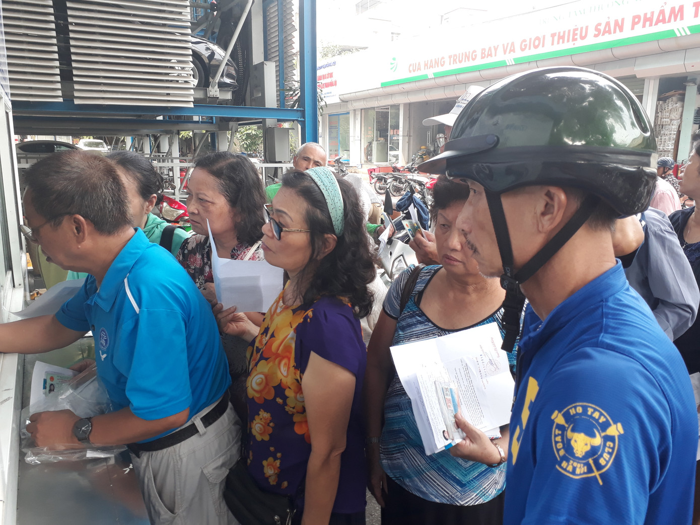 Miễn phí xe buýt cho người cao tuổi bằng thẻ riêng có phiền hà? ảnh 1