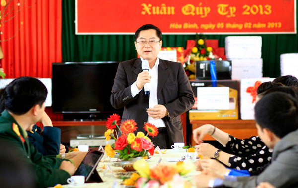 Tổng biên tập báo Tiền Phong Lê Xuân Sơn đọc thơ và hát tặng các chiến sỹ